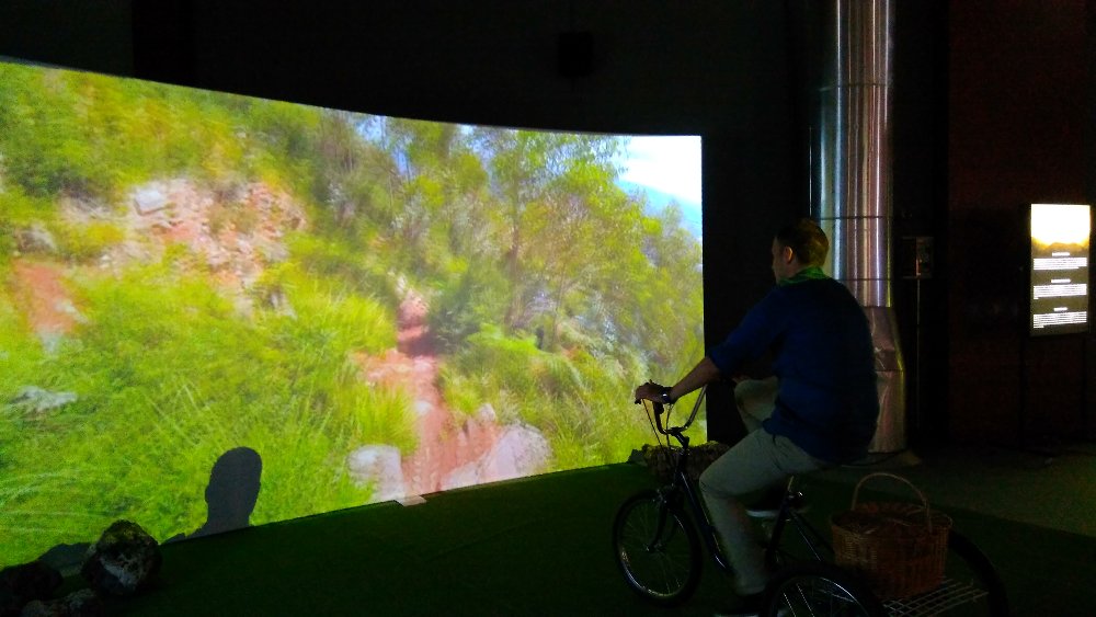 Instalación inmersiva sendas del Naranco en bicicleta
